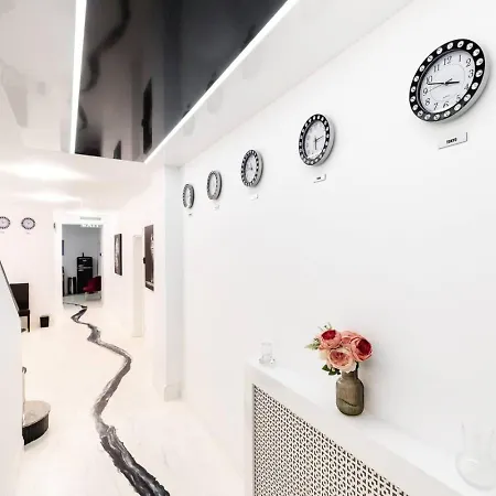 Hollywood Apartment *