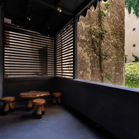 Hollywood Apartment *